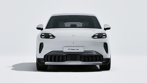 Spoljašnji pogled na Cayenne S Electric koji prikazuje prednji deo automobila
