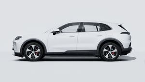 Spoljašnji izgled Cayenne S Electric koji prikazuje levu stranu automobila
