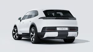 Spoljašnji pogled na Cayenne S Electric koji prikazuje zadnju i levu stranu automobila
