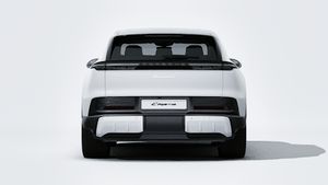 Spoljašnji pogled na Cayenne S Electric koji prikazuje zadnji deo automobila
