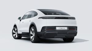 Spoljašnji pogled na Cayenne Coupé Electric koji prikazuje zadnju i levu stranu automobila

