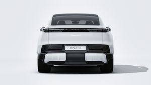 Spoljašnji pogled na Cayenne S Coupé Electric koji prikazuje zadnji deo automobila
