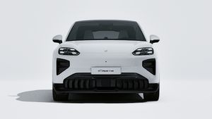 Spoljašnji pogled na Cayenne Turbo Coupé Electric koji prikazuje prednji deo automobila
