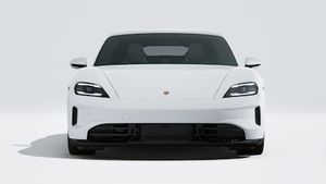 Spoljašnji pogled na Taycan GTS koji prikazuje prednji deo automobila
