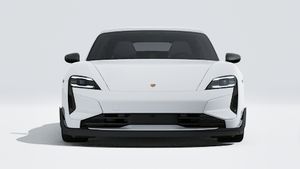 Spoljašnji pogled na Taycan Turbo GT koji prikazuje prednji deo automobila
