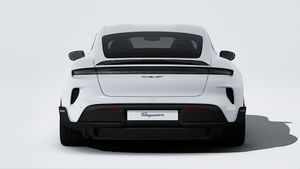 Spoljašnji pogled na Taycan Turbo GT koji prikazuje zadnji deo automobila
