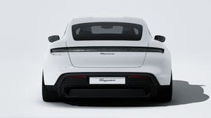 Spoljašnji pogled na Taycan 4 Black Edition koji prikazuje zadnji deo automobila

