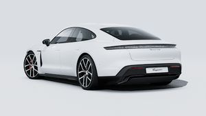 Spoljašnji pogled na Taycan 4S Black Edition koji prikazuje zadnju i levu stranu automobila
