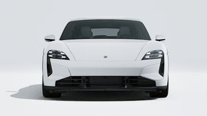 Spoljašnji pogled na Taycan Turbo S Cross Turismo koji prikazuje prednji deo automobila
