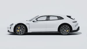 Spoljašnji izgled Taycan Turbo S Cross Turismo koji prikazuje levu stranu automobila
