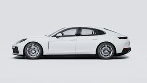 Spoljašnji izgled Panamera 4 E-Hybrid koji prikazuje levu stranu automobila
