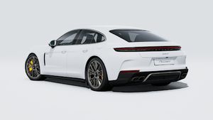 Spoljašnji pogled na Panamera Turbo S E-Hybrid koji prikazuje zadnju i levu stranu automobila
