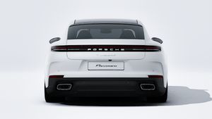 Spoljašnji pogled na Panamera 4 E-Hybrid Executive koji prikazuje zadnji deo automobila

