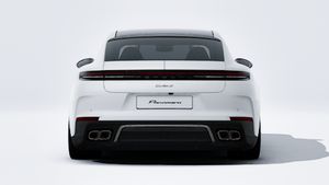 Spoljašnji pogled na Panamera Turbo S E-Hybrid Executive koji prikazuje zadnji deo automobila
