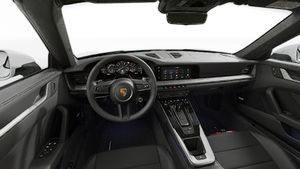 منظر داخلي يُظهر عجلة القيادة ولوحة القيادة في 911 Carrera 4S Cabriolet