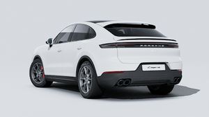 منظر خارجي لسيارة Cayenne S Coupé يظهر الجزء الخلفي والجانب الأيسر من السيارة
