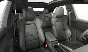 منظر داخلي يُظهر المقاعد الأمامية لسيارة Macan Turbo