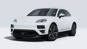 منظر خارجي لسيارة Macan Turbo يظهر الجانب الأمامي والأيسر من السيارة