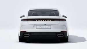 منظر خارجي لسيارة Panamera 4 يظهر الجزء الخلفي من السيارة