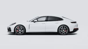 Exterior view of Panamera 4S E-Hybrid showing the left side of the car