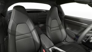 Interiörvy som visar framsätena på 911 Targa 4S