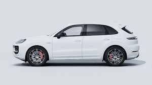 Utvändig vy av Cayenne S E-Hybrid Black Edition som visar bilens vänstra sida