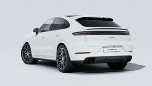 Utvändig vy av Cayenne Coupé Black Edition som visar baksidan och vänster sida av bilen