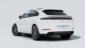 Utvändig vy av Cayenne E-Hybrid Coupé Black Edition som visar baksidan och vänster sida av bilen