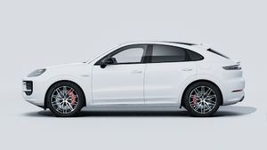 Utvändig vy av Cayenne S E-Hybrid Coupé Black Edition som visar bilens vänstra sida