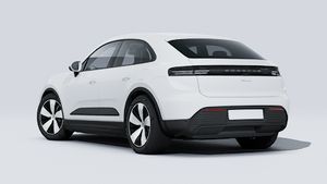 Utvändig vy av Macan som visar baksidan och vänster sida av bilen