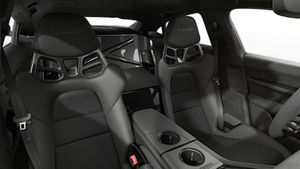 Interiörvy som visar framsätena på Taycan Turbo GT med Weissach Package