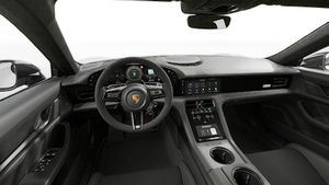 Interiörvy som visar ratten och instrumentbrädan på Taycan Turbo GT med Weissach Package