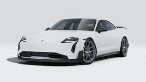 Utvändig vy av Taycan Turbo GT med Weissach Package som visar bilens front och vänstra sida