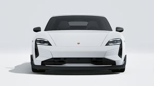 Utvändig vy av Taycan Turbo GT med Weissach Package som visar bilens front