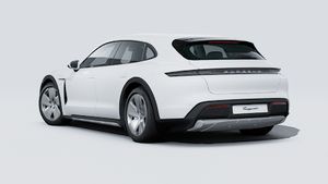Utvändig vy av Taycan 4 Cross Turismo som visar baksidan och vänster sida av bilen