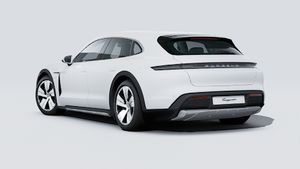 Utvändig vy av Taycan 4S Cross Turismo som visar baksidan och vänster sida av bilen
