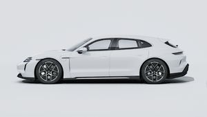 Utvändig vy av Taycan Turbo Sport Turismo som visar bilens vänstra sida