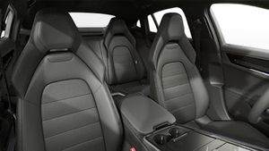 Interiörvy som visar framsätena på Panamera 4 E-Hybrid
