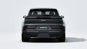 Zunanji pogled na Cayenne Electric z zadnjim delom vozila