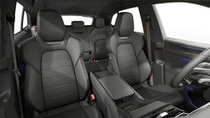 Pogled v notranjost, ki prikazuje sprednje sedeže Cayenne Turbo Electric
