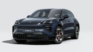 Zunanji pogled na Cayenne Turbo Electric , ki prikazuje sprednji in levi del vozila