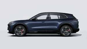 Zunanji pogled na Cayenne Turbo Electric na levi strani vozila