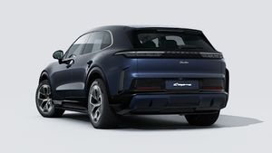 Zunanji pogled na Cayenne Turbo Electric , ki prikazuje zadnjo in levo stran vozila