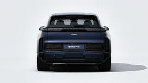 Zunanji pogled na Cayenne Turbo Electric z zadnjim delom vozila
