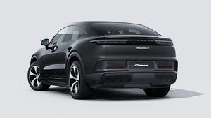 Zunanji pogled na Cayenne S Coupé Electric , ki prikazuje zadnjo in levo stran vozila
