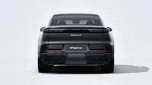 Zunanji pogled na Cayenne S Coupé Electric z zadnjim delom vozila