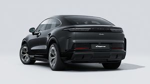 Zunanji pogled na Cayenne Turbo Coupé Electric , ki prikazuje zadnjo in levo stran vozila