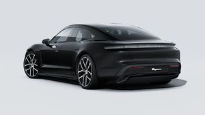 Zunanji pogled na Taycan 4 Black Edition , ki prikazuje zadnjo in levo stran vozila
