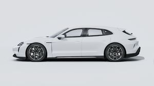 Zunanji pogled na Taycan Turbo Sport Turismo na levi strani vozila