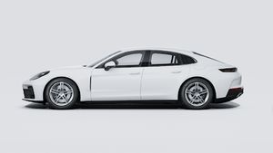 Zunanji pogled na Panamera 4 E-Hybrid na levi strani vozila